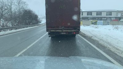 У Львові вантажівка пошкодила автомобіль (ФОТО)