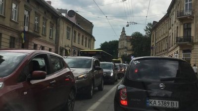 У Львові зупинився рух вулицею Личаківською (ФОТО)