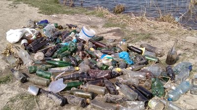 Як на Яворівщині засмітили берег озер (ФОТО)