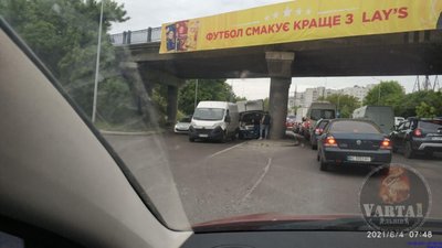 На виїзді зі Львова під мостом не розминулись автомобілі (ФОТО)