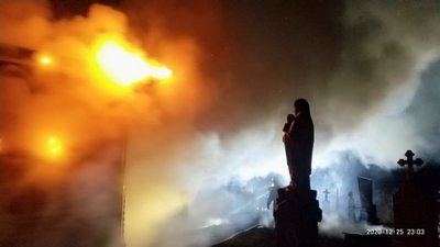У Львові повністю згорів автомобіль (ВІДЕО)