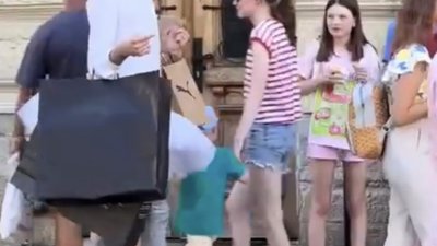 У центрі Львова прогулявся хлопець на каблуках (ВІДЕО)