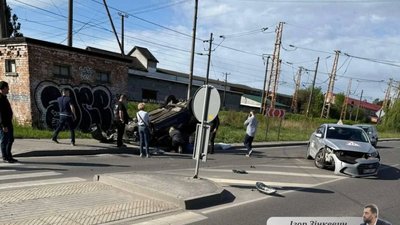Як у Львові перекинувся автомобіль (ВІДЕО)