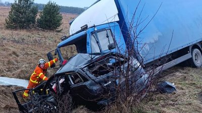 На Львівщині внаслідок зіткнення з вантажівкою загинув водій легковика і травмовані два чотирирічні хлопчики