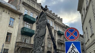 У центрі Львова зняли радянську композицію (ФОТО)