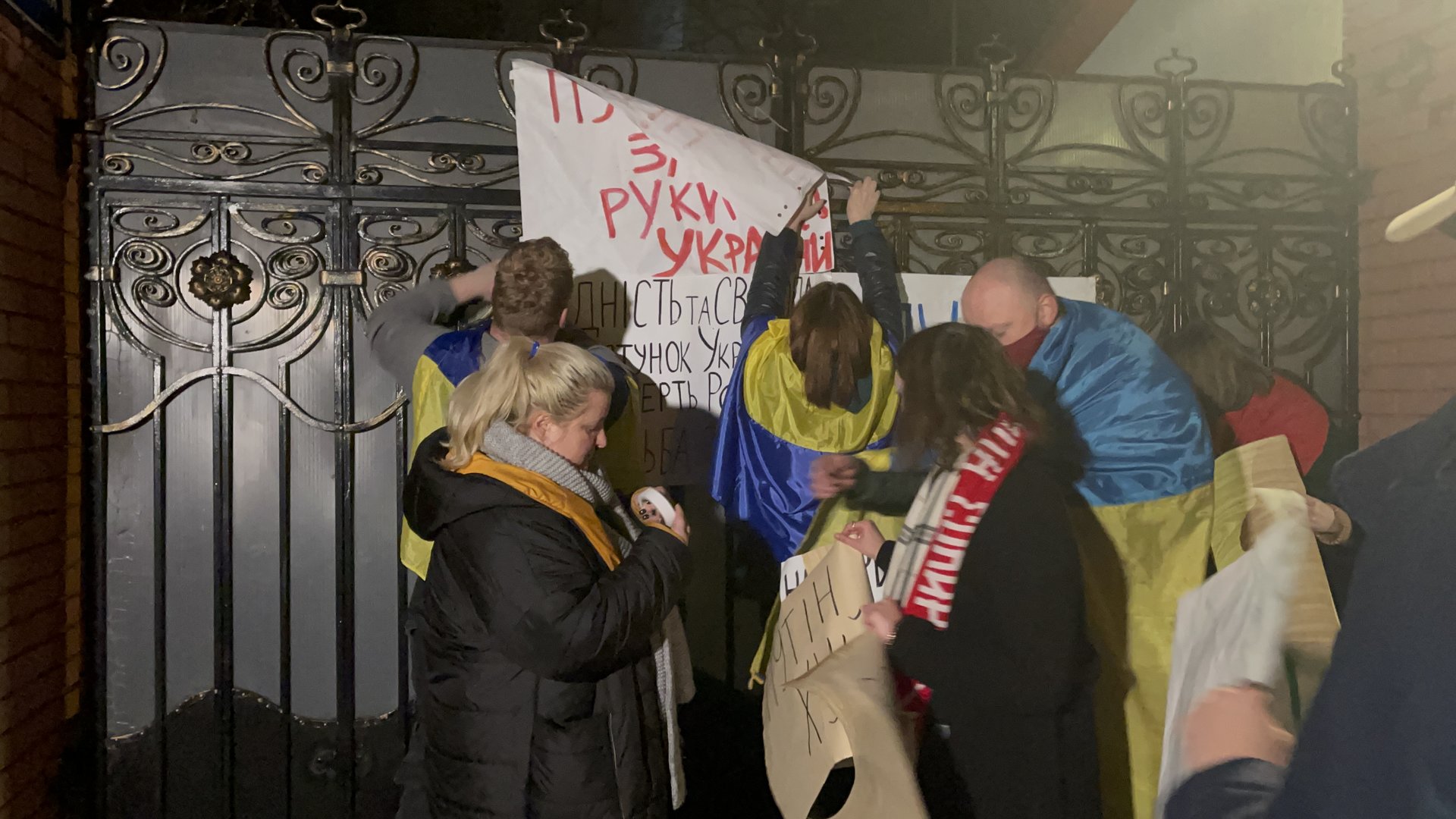У Львові під стінами Генконсульства РФ виконали Гімн України, фото Четверта студія