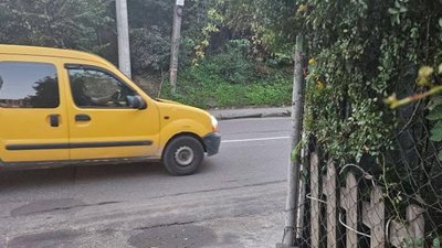 У Львові на вулиці викопали яму