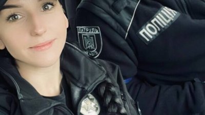 Львівські патрульні завезли в медичний заклад дідуся, якому стало зле