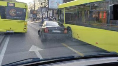 У Львові автомобіль не розминувся із автобусом (ФОТО)