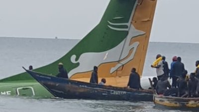 У Танзанії пасажирський літак з 43 людьми на борту впав в озеро Вікторія
