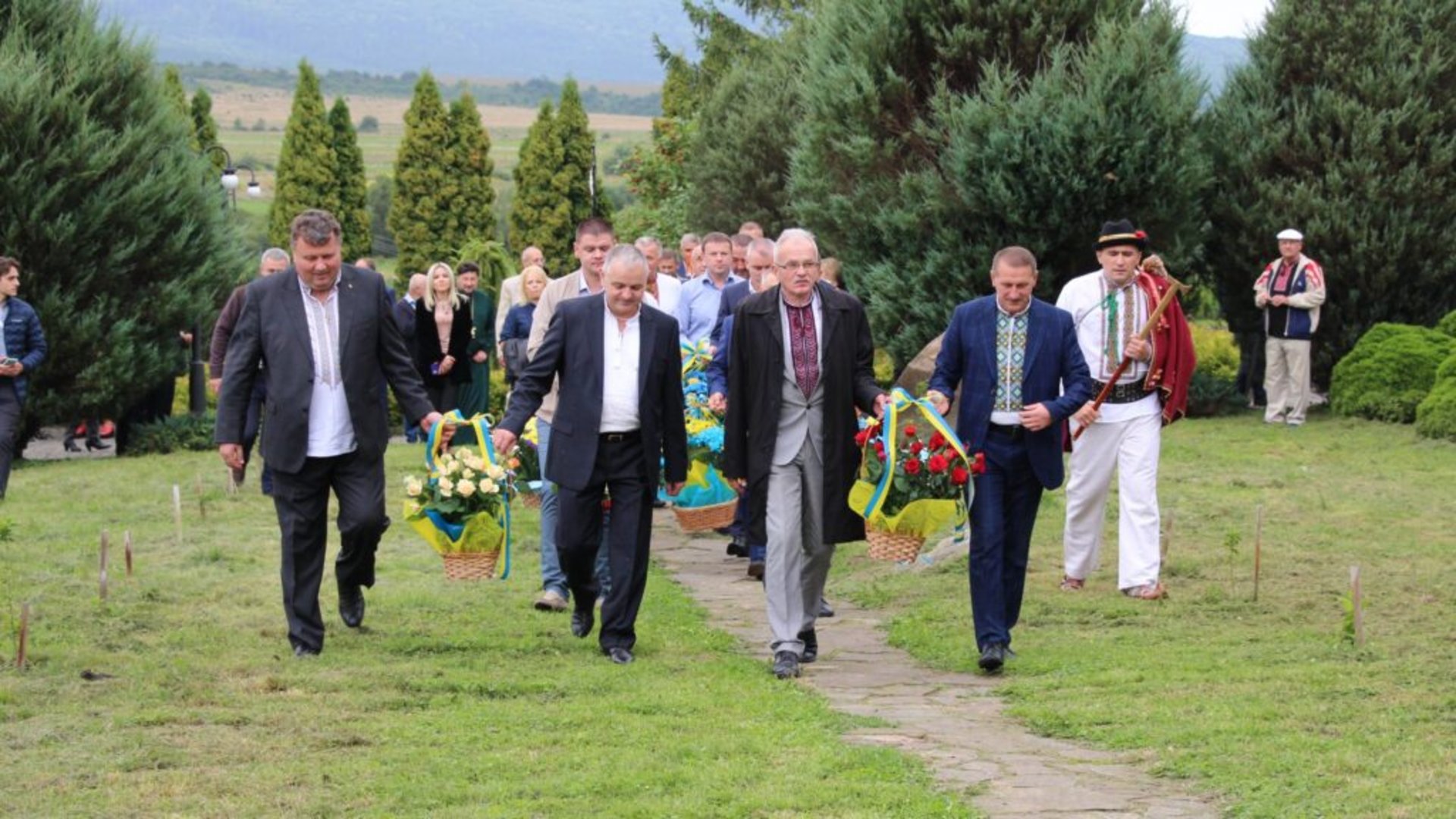 У Нагуєвичах поклали квіти до монумента Каменяра, фото ДМР