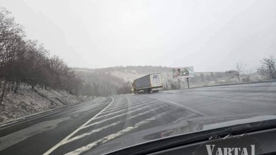 На Верецькому перевалі падає сніг (ФОТО)