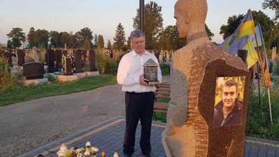 Порошенко в Самборі помолився на могилах загиблих воїнів