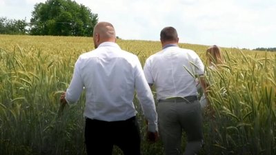 Мер Яворова Ігор Грабовський стрибнув у жито (ВІДЕО)