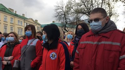 У Львові працівники екстреної медичної допомоги вийшли на акцію протесту (ФОТО, ВІДЕО)