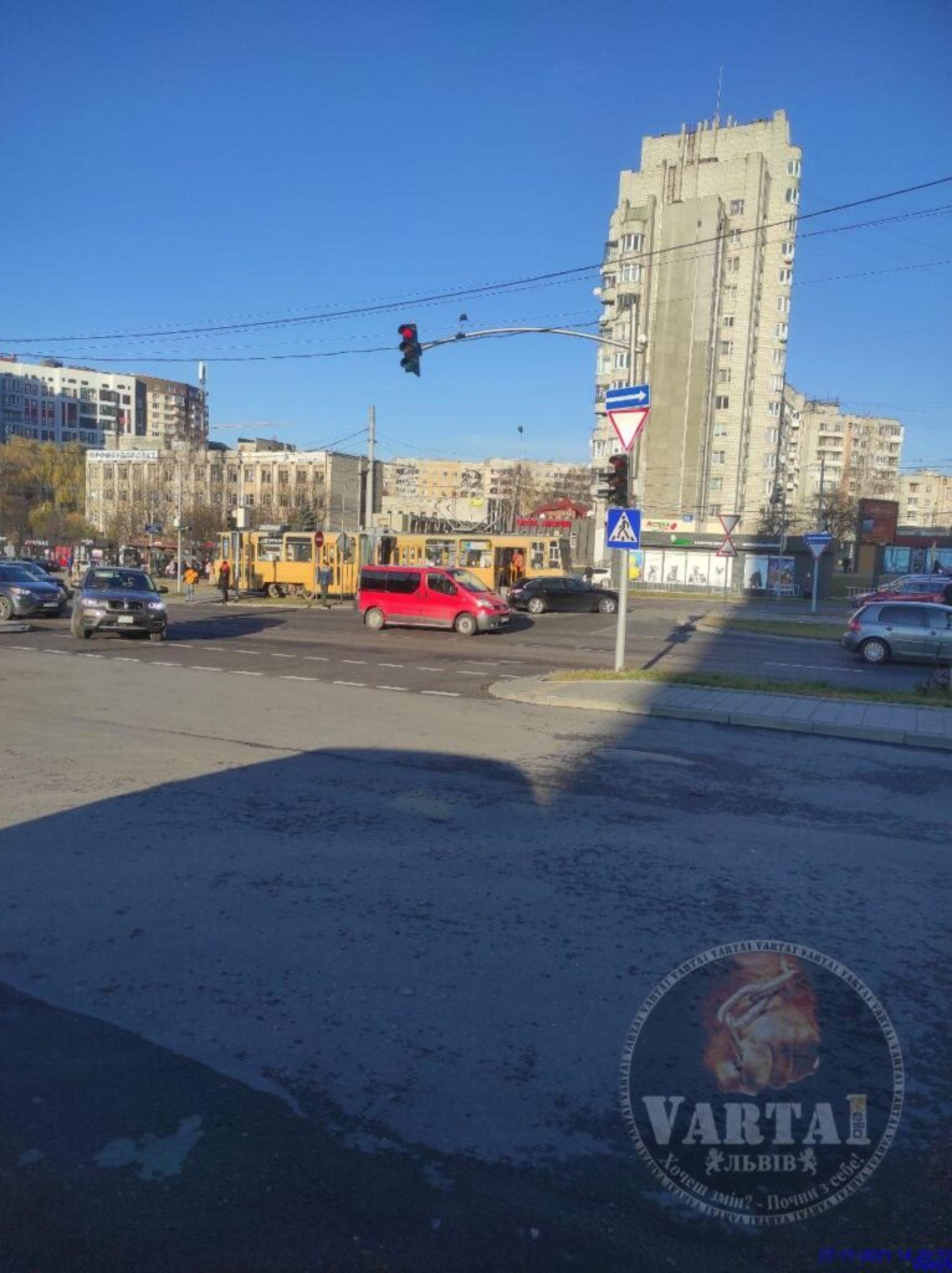 У Львові на Сихові автомобіль не розминувся із трамваєм, фото Варта-1