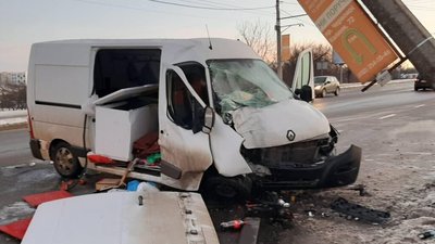 На Сихові мікроавтобус розвалив електроопору контактної мережі (ФОТО)