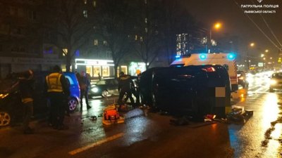 У Львові на Володимира Великого перекинувся автомобіль (ФОТО)