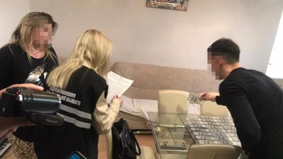 У Львові затримали лікарку під час одержання хабара у 8 тисяч доларів США (ФОТО)