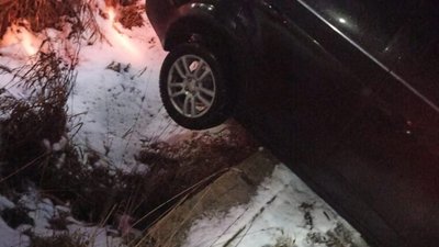 На Львівщині троє чоловіків врятували автомобіль, який ледь не злетів у прірву (ФОТО)