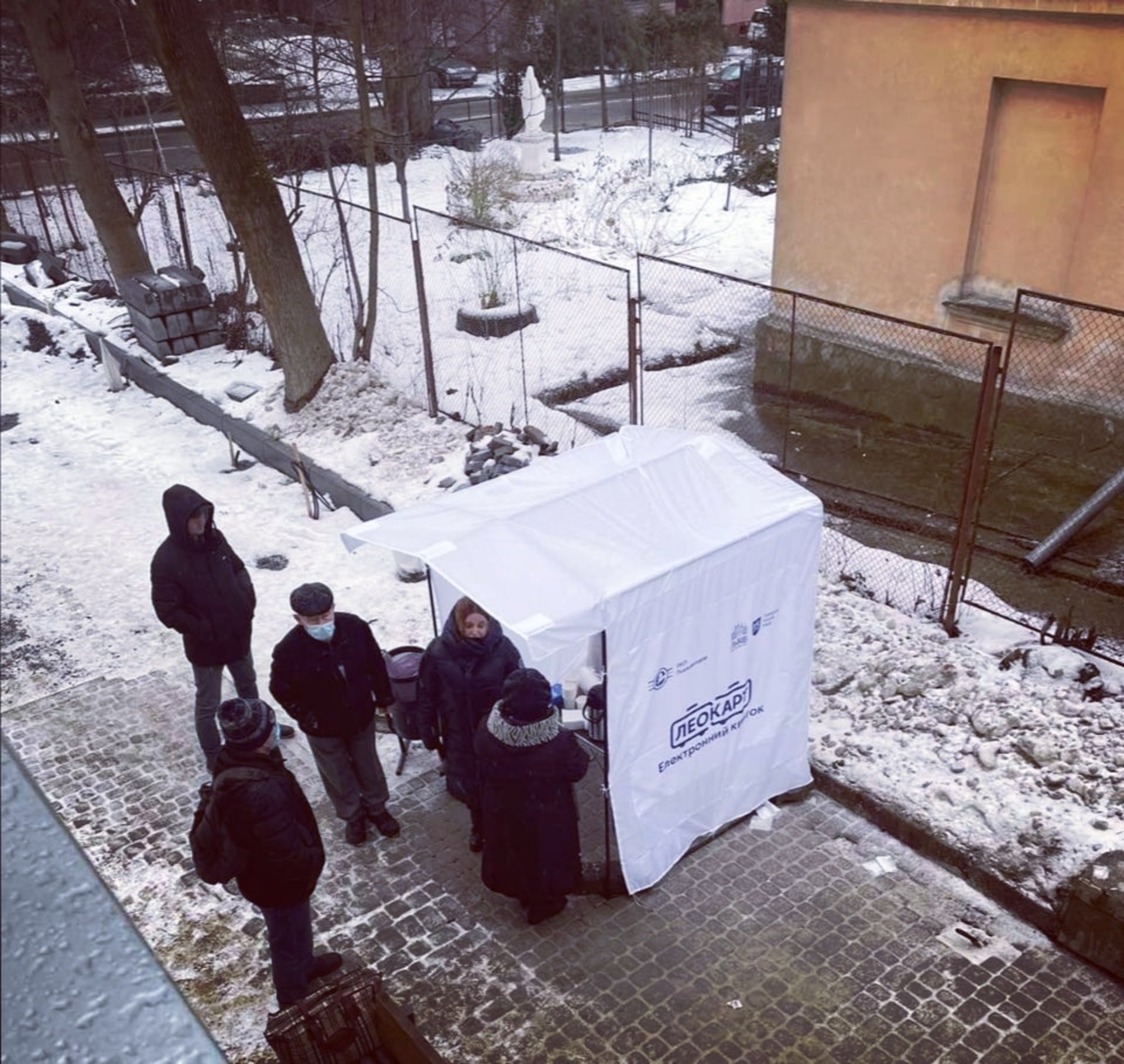 У Львові пільговикам, які простоюють у чергах за платистиком, наливатимуть безкоштовний чай, фото Львівавтодор