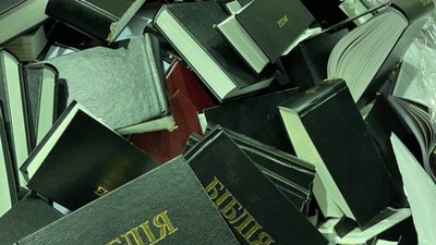 У Броварах невідомі здали на переробку тисячі Біблій (ФОТО)