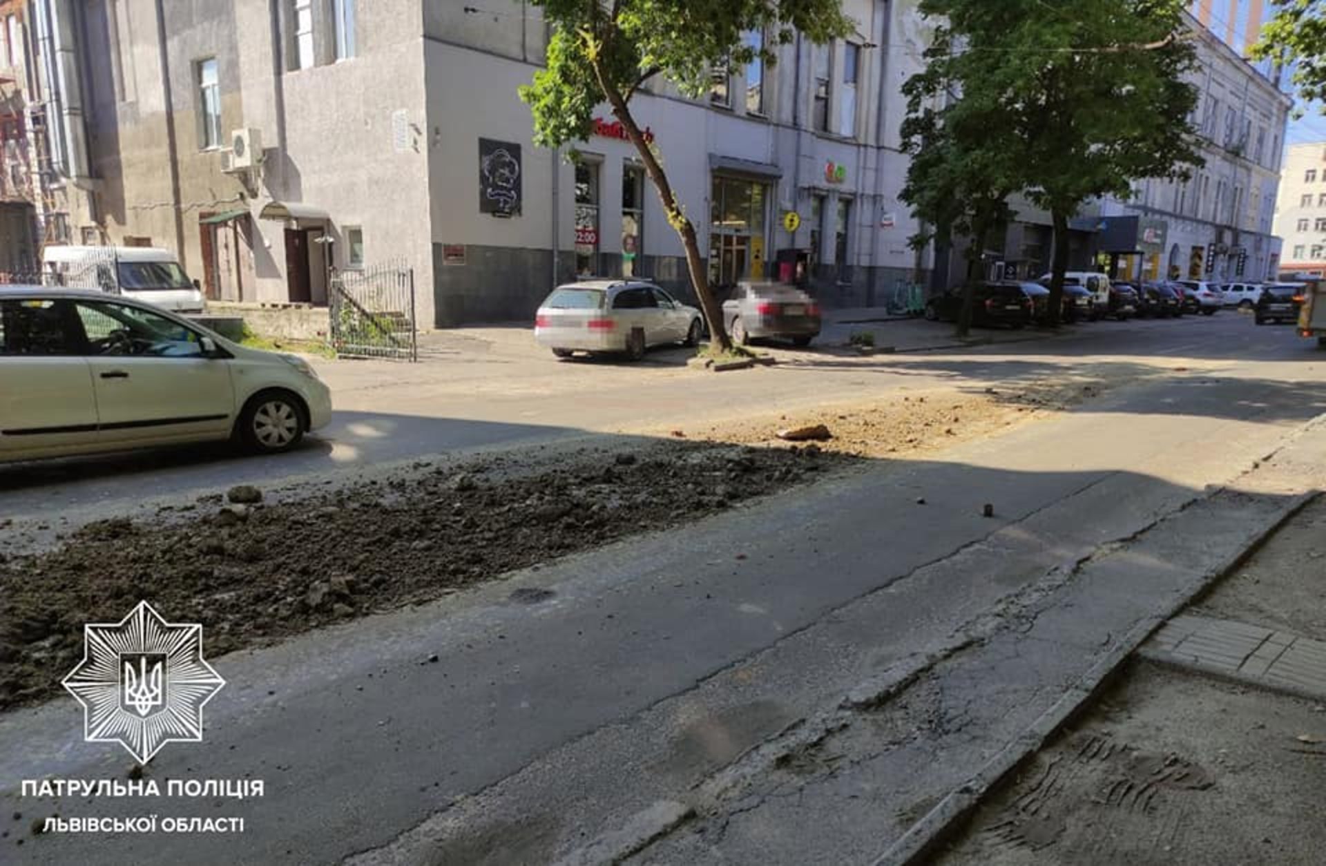 Вантажівка забруднила піском вулицю Героїв УПА