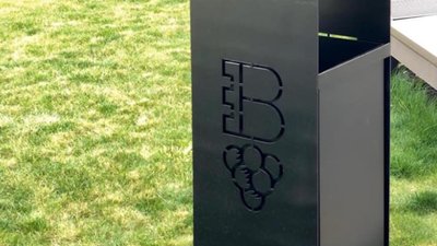 У Винниках встановили "іменні" смітники (ФОТО)