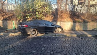 У Львові на Стрийській автомобіль загубив колесо