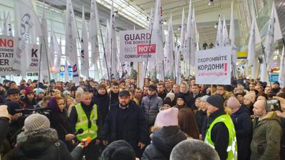 У ДПСУ пояснили, чому не впустили до Львова чотирьох турків