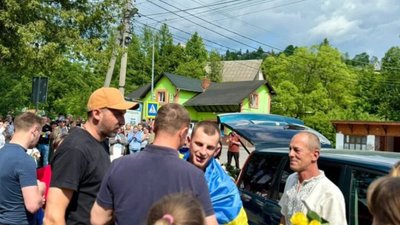 Славська громада зустріла з полону свого Героя Василя Леніва