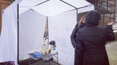 У Львові пільговикам, які простоюють у чергах за ЛеоКартом, наливатимуть безкоштовний чай