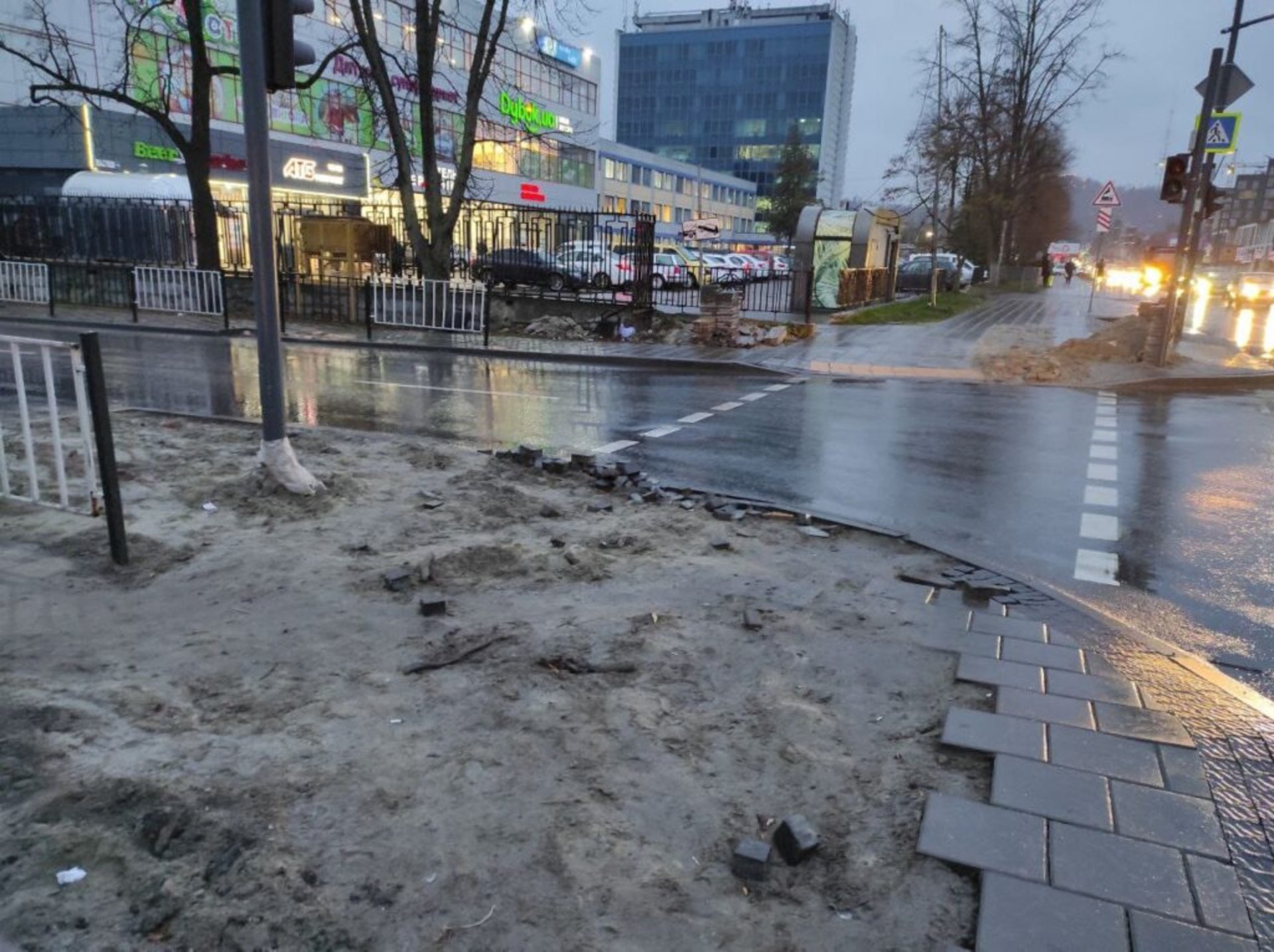 У Львові розповіли про недоліки ремонту вулиці Богдана Хмельницького, фото Зручне місто