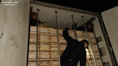 На Львівщині врятували чотирьох іноземців із опломбованого рефрижератора (ФОТО)