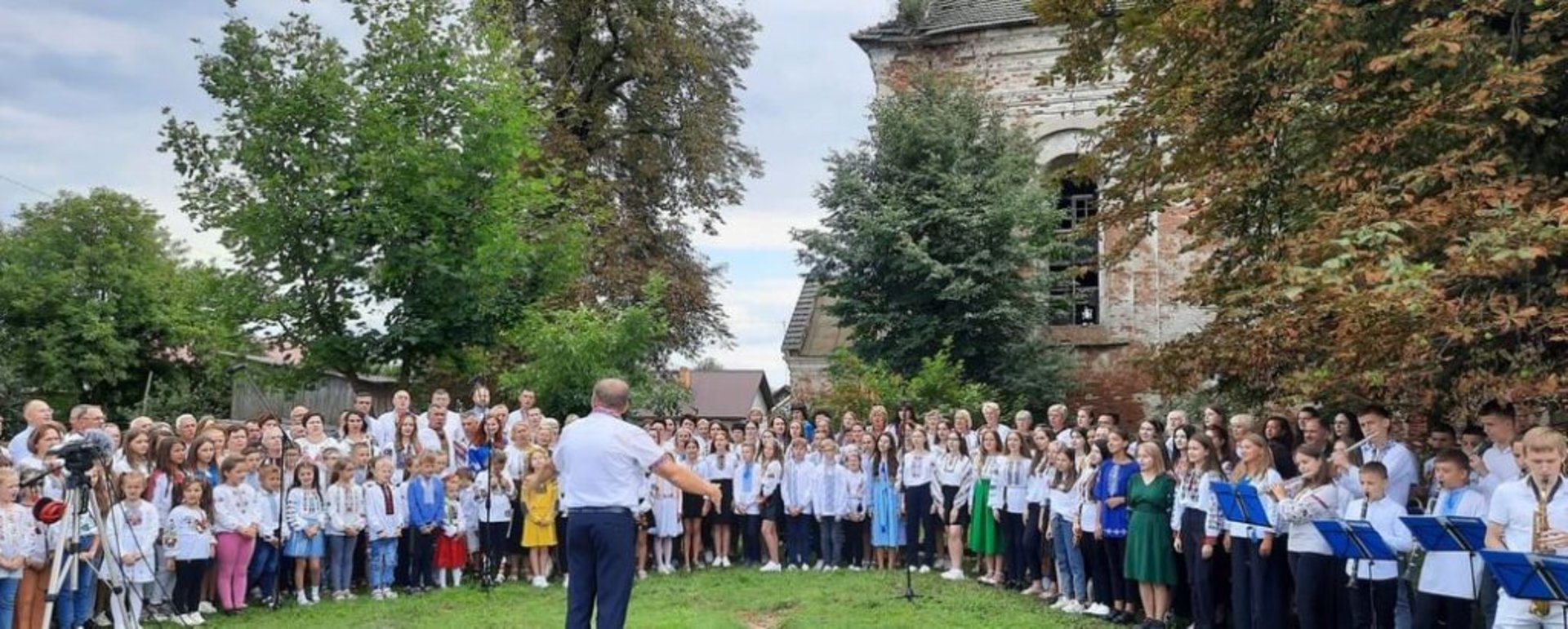 На Львівщині виконали духовний гімн України біля храму, де хрестили Митрополита Шептицького