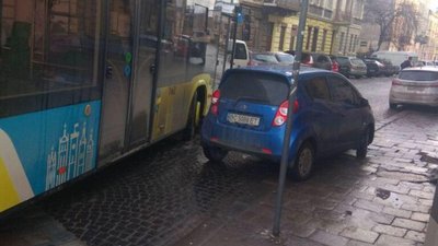 У Львові жінка заблокувала рух тролейбусів (ФОТО)