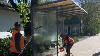 На Сихові помиють 77 павільйонів зупинок громадського транспорту