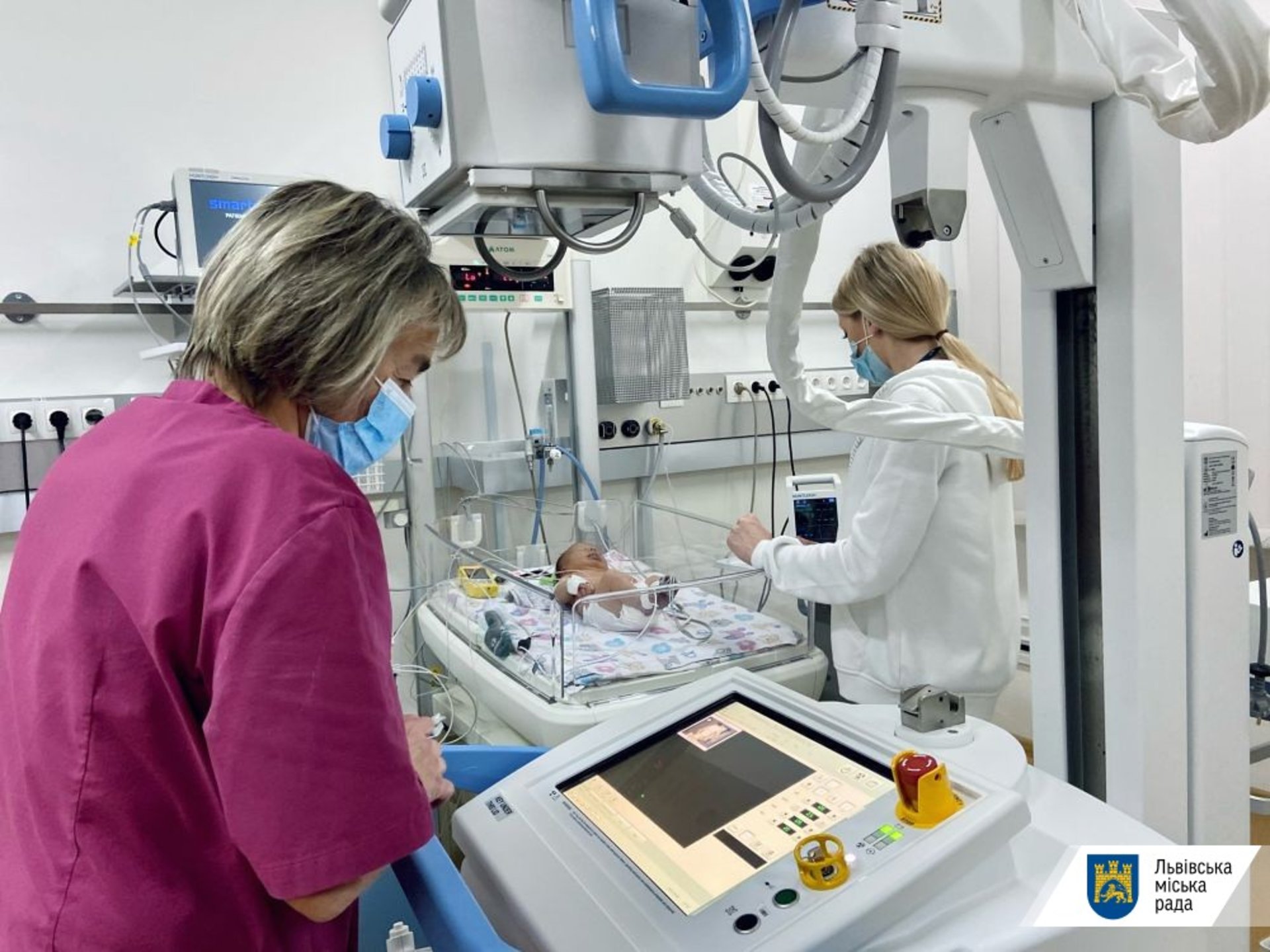 У Львові вертоліт доправив до лікарні швидкої допомоги немовля з критичною вадою серця