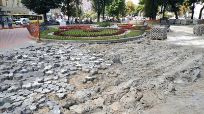 У центрі Львова перекладають бруківку (ФОТО, ВІДЕО)