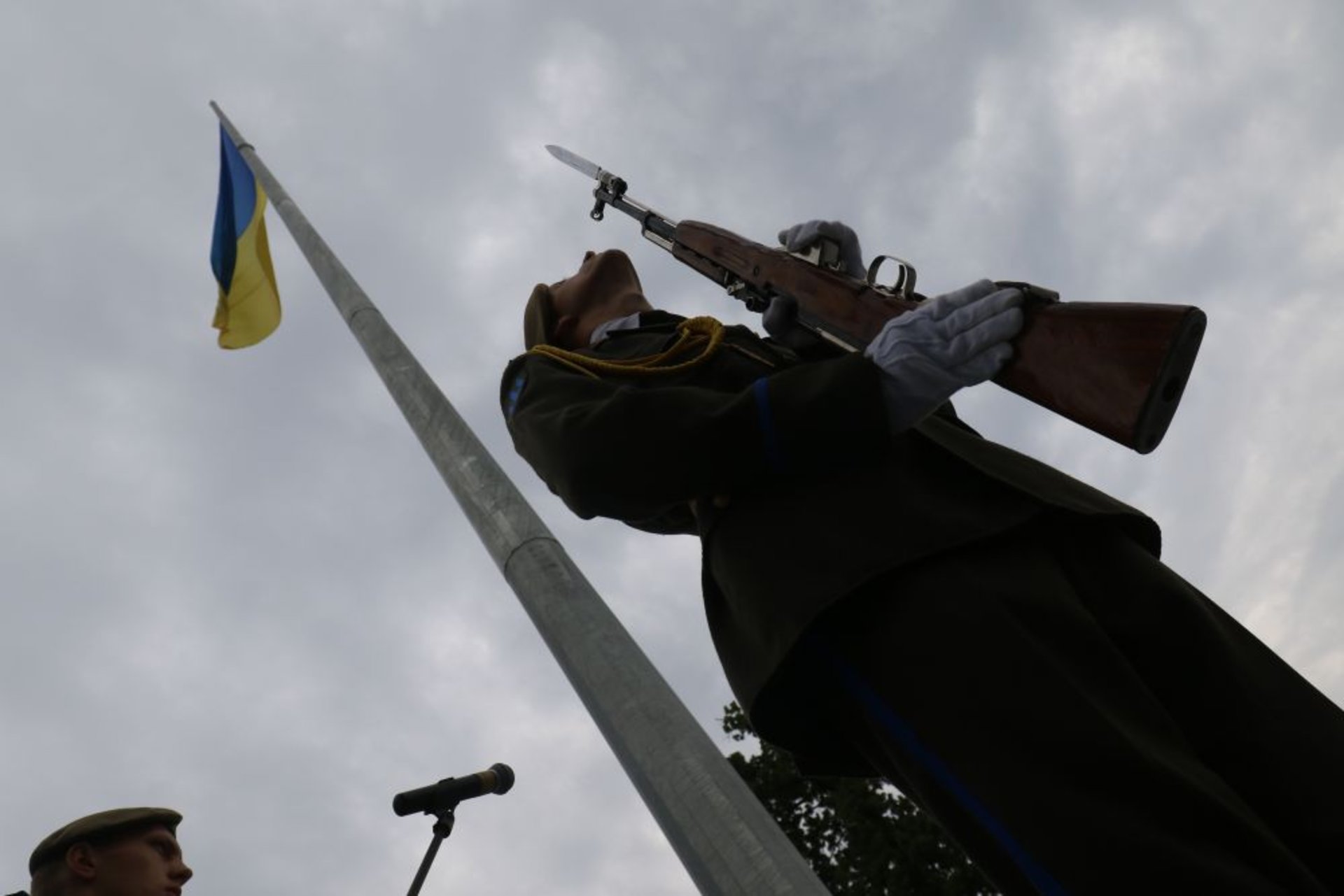 У Львові на найбільшому флагштоку за 12 млн грн урочисто підняли прапор України, фото ЛМР