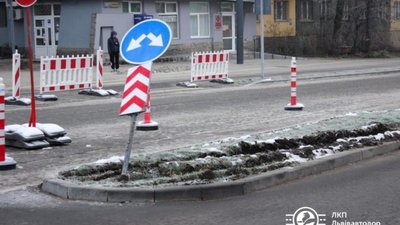 У Львові водій знищив газон (ФОТО)