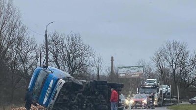 На Львівщині перекинулась вантажівка з цеглою (ФОТО)