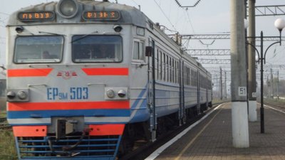 На Львівщині чоловік влаштував бійку у приміському поїзді, а потім побив поліцейську
