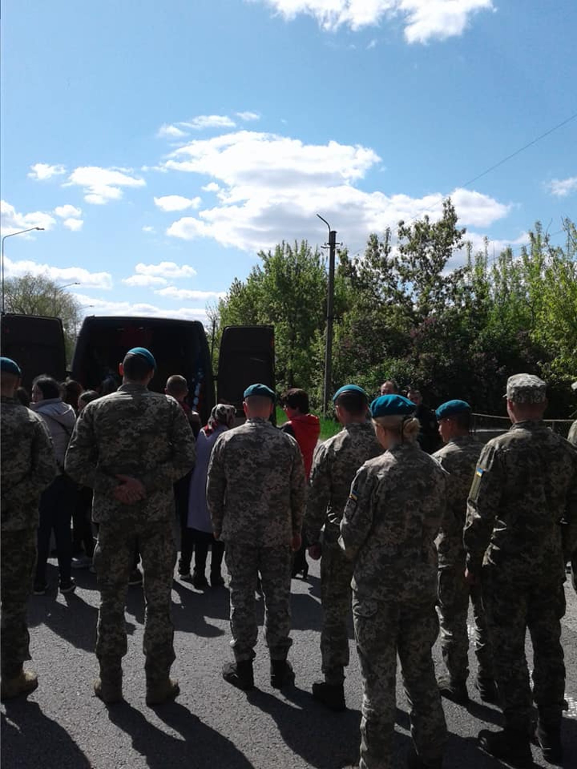 Як на Львівщині діти і дорослі на колінах прощаються з Героєм. Фото Тетяна Лісковецька