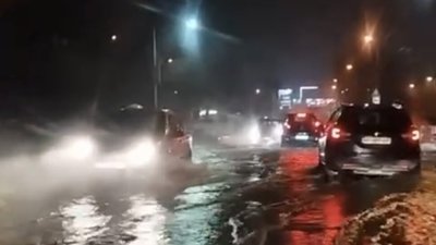 У Львові затопило дорогу (ВІДЕО)