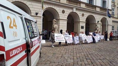 У Львові учасниця пікету погрожує підпалити себе (ФОТО)