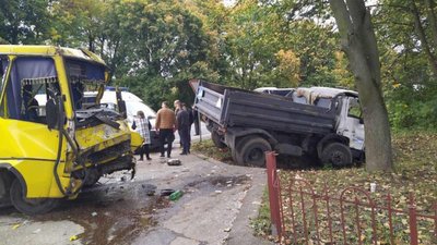 Біля Львова внаслідок зіткнення рейсового автобуса з вантажівкою один пасажир загинув і 12 травмовано