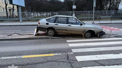 У Львові п’яний водій влетів у дорожний знак (ФОТО)