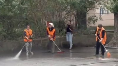 У Львові комунальники миють тротуари перед дощем (ВІДЕО)