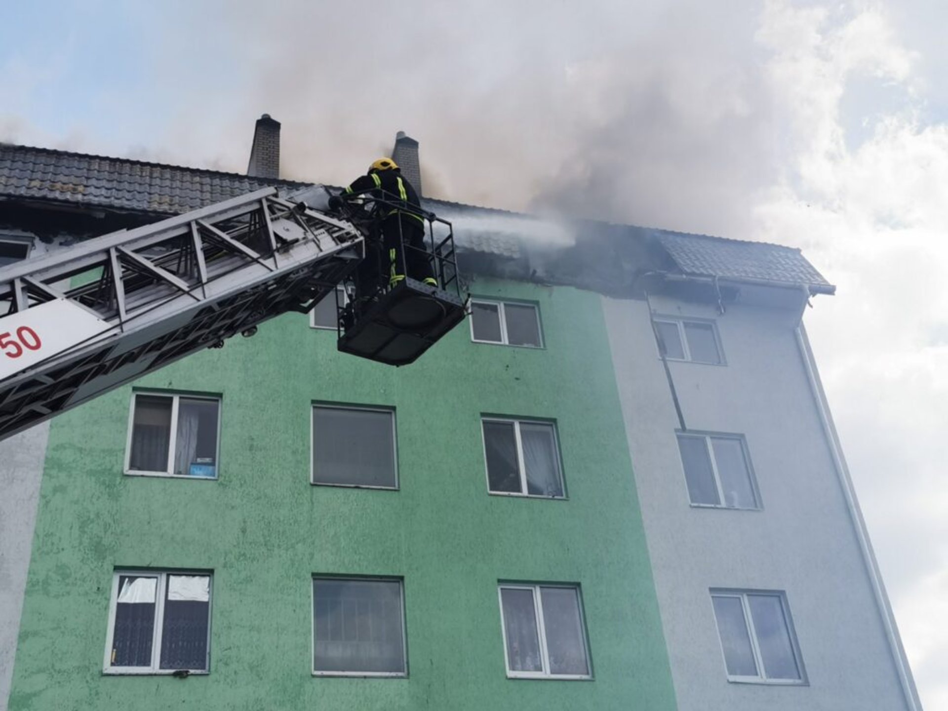 Під Києвом у багатоповерхівці стався вибух